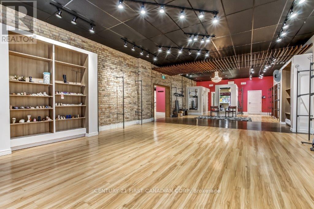 431 Talbot Street, St. Thomas, Ontario  N5P 1C1 - Photo 2 - X12466655