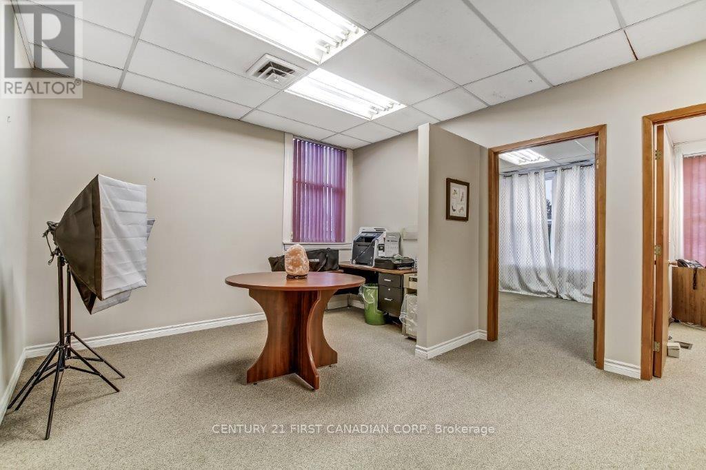 429 Talbot Street, St. Thomas, Ontario  N5P 1C1 - Photo 3 - X12466365