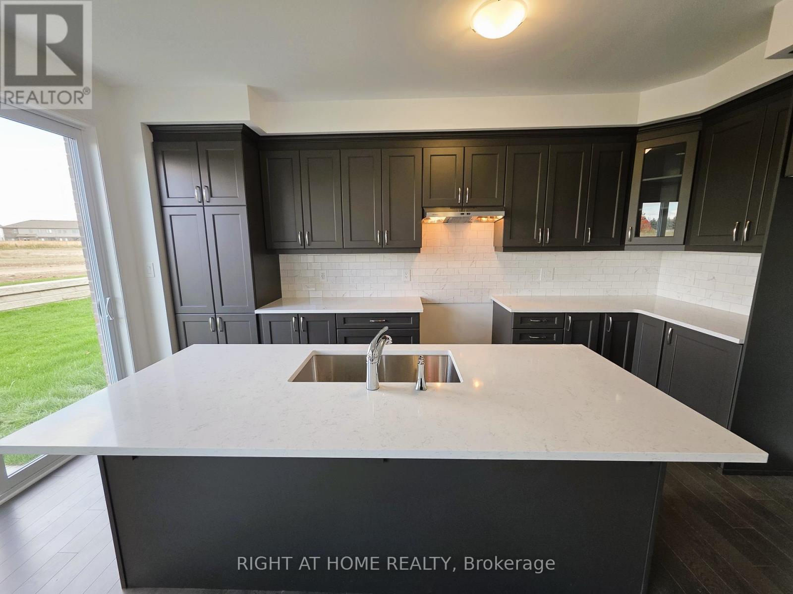 274 Millstone Street, Kitchener, Ontario  N2R 0V3 - Photo 9 - X12522488