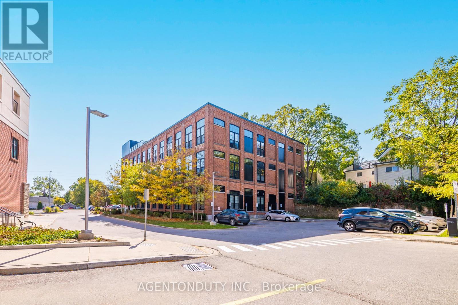 101 - 24 Cedar Street, Cambridge, Ontario  N1S 0B2 - Photo 2 - X12522510