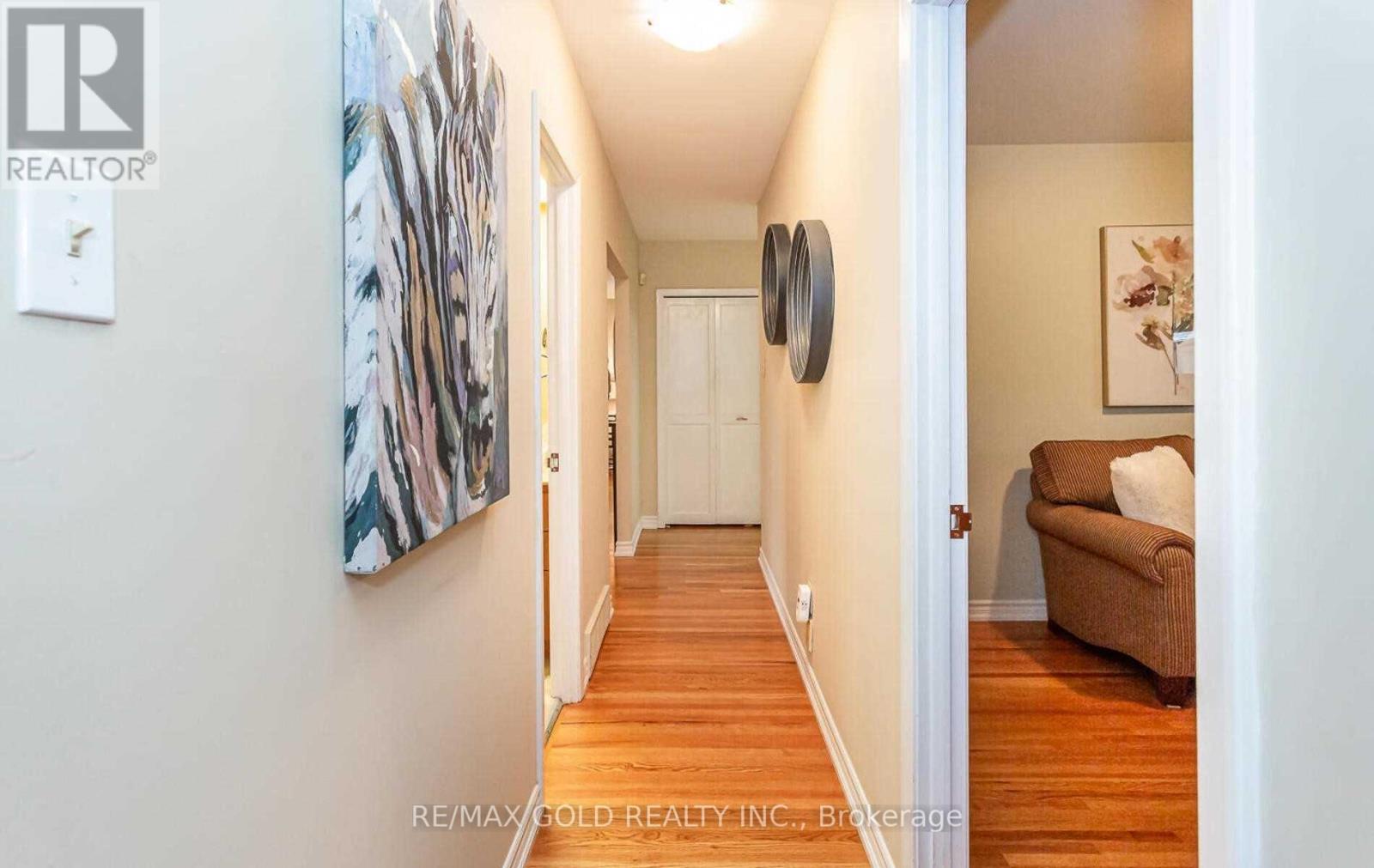 49 Melville Crescent, Brampton, Ontario L6W 2S3 - Photo 4 - W12518728