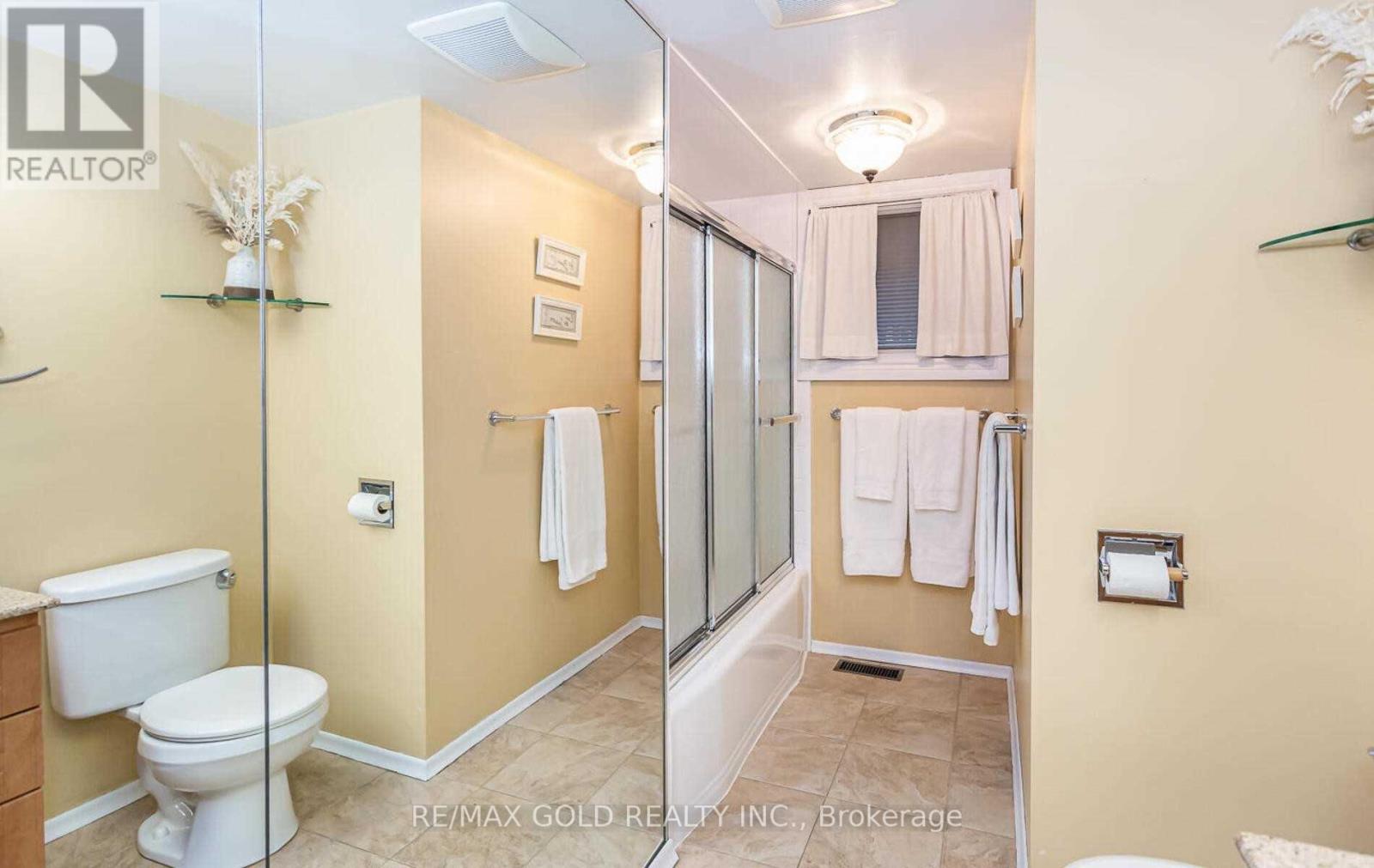 49 Melville Crescent, Brampton, Ontario L6W 2S3 - Photo 2 - W12518728