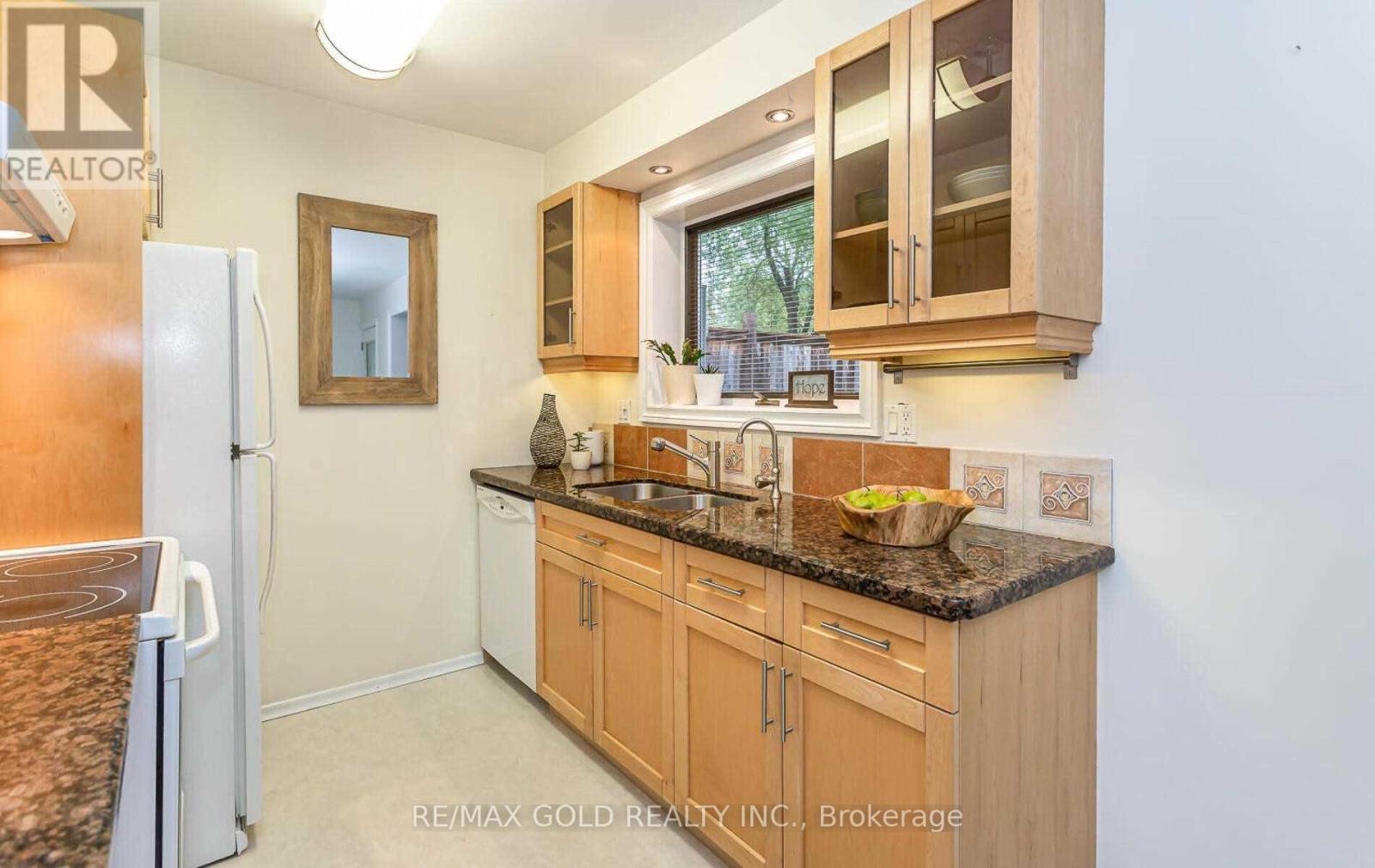 49 Melville Crescent, Brampton, Ontario L6W 2S3 - Photo 5 - W12518728