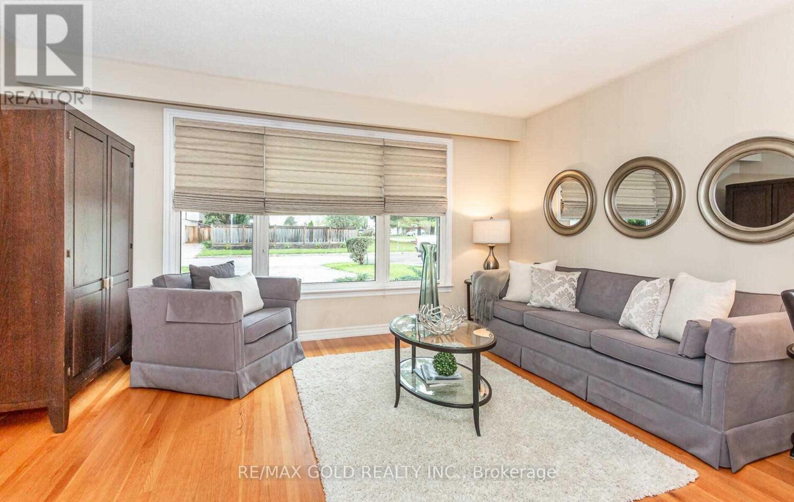 49 Melville Crescent, Brampton, Ontario L6W 2S3 - Photo 8 - W12518728