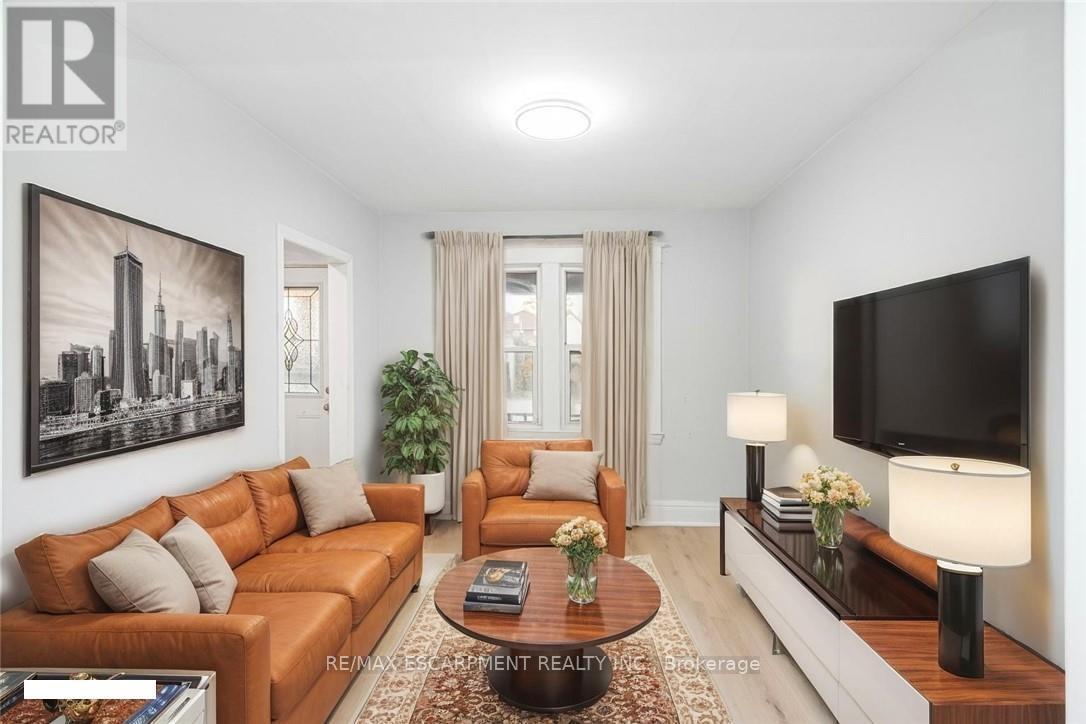 8 LEEDS STREET, Hamilton, Ontario