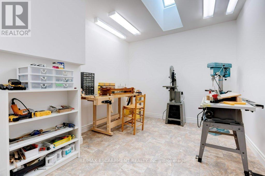 17 Tews Lane, Hamilton, Ontario  L9H 7N4 - Photo 36 - X12424606