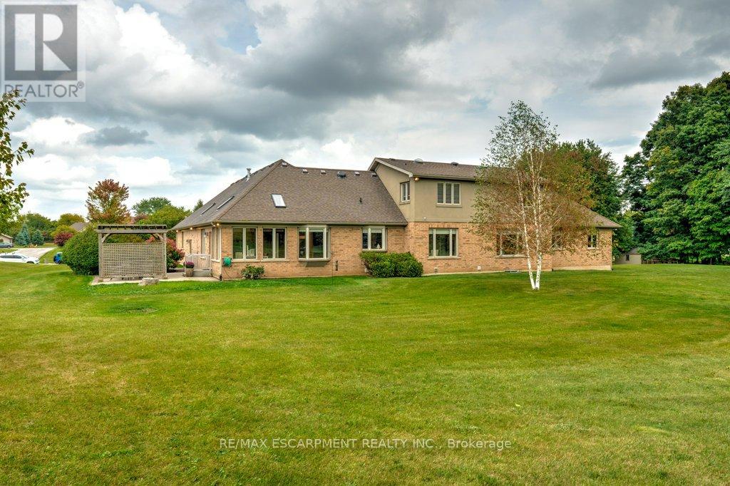 17 Tews Lane, Hamilton, Ontario  L9H 7N4 - Photo 42 - X12424606