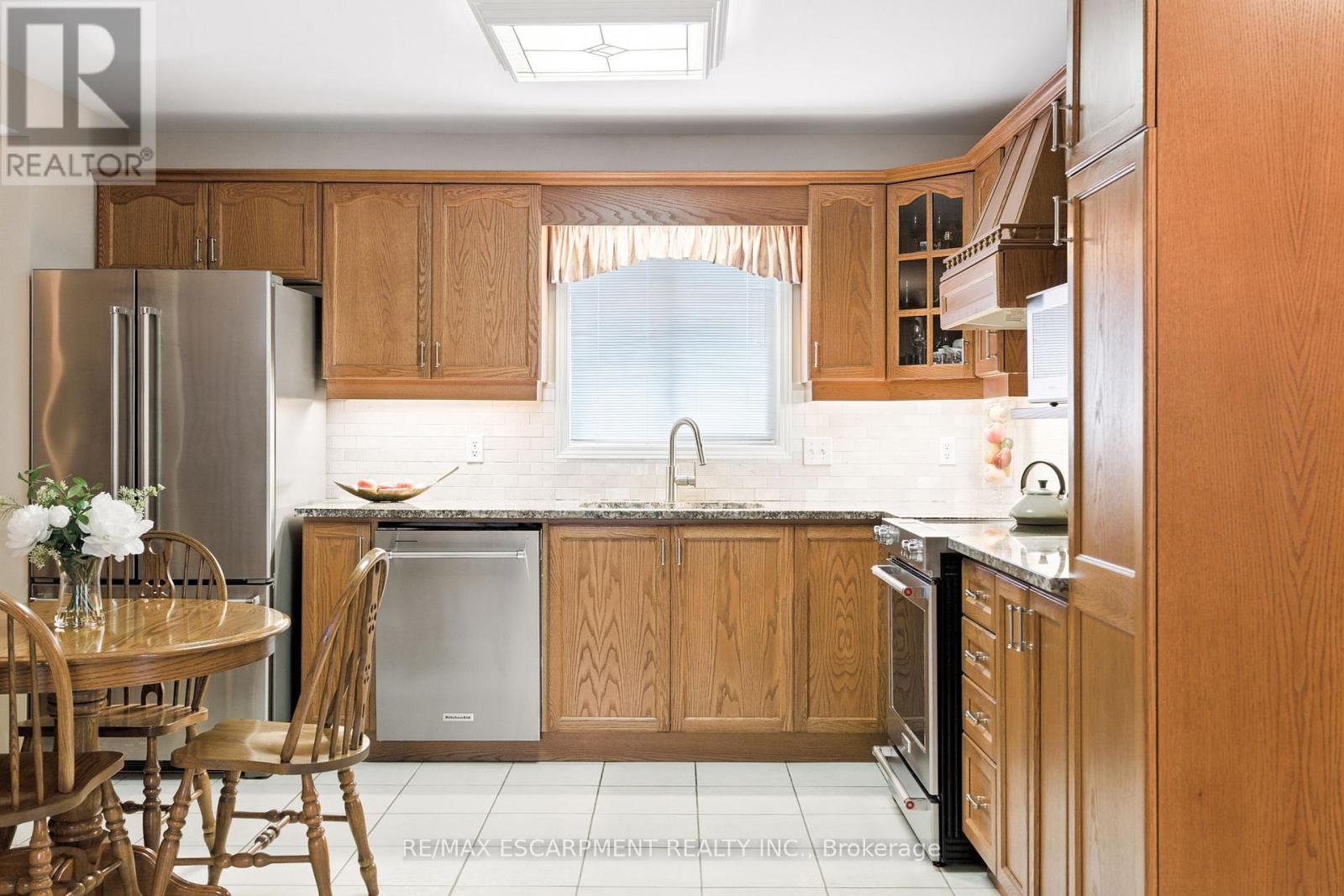 18 Naples Boulevard, Hamilton, Ontario  L9B 2J2 - Photo 9 - X12435465