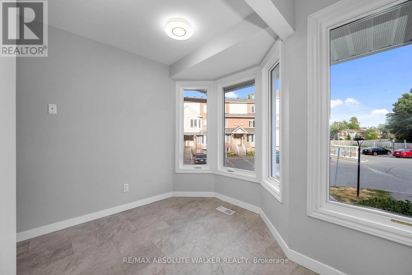 1673 Locksley Lane, Ottawa, Ontario  K1J 1B6 - Photo 4 - X12522878