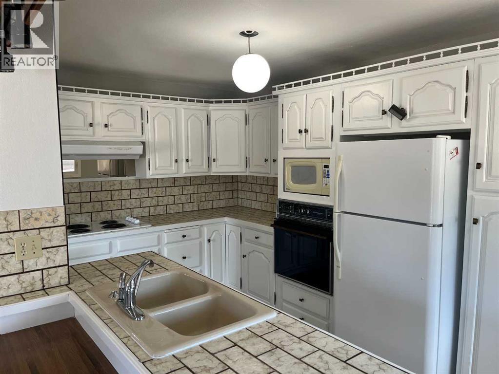 324 2  W, Bow Island, Alberta  T0K 0G0 - Photo 3 - A2212052