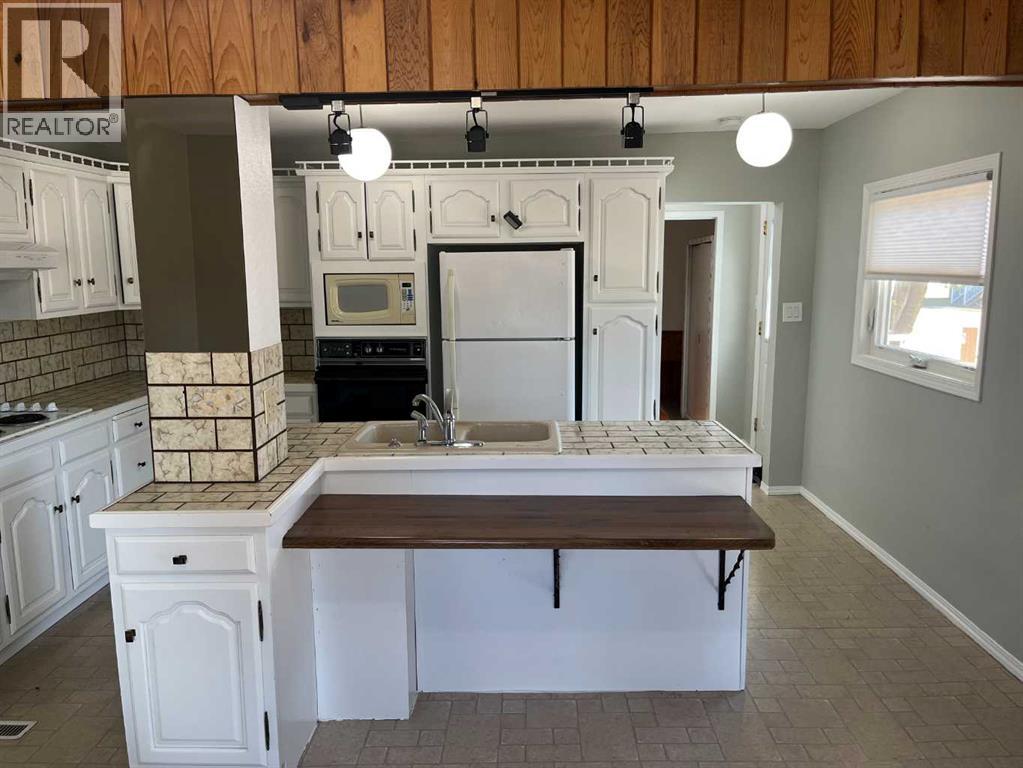 324 2  W, Bow Island, Alberta  T0K 0G0 - Photo 4 - A2212052