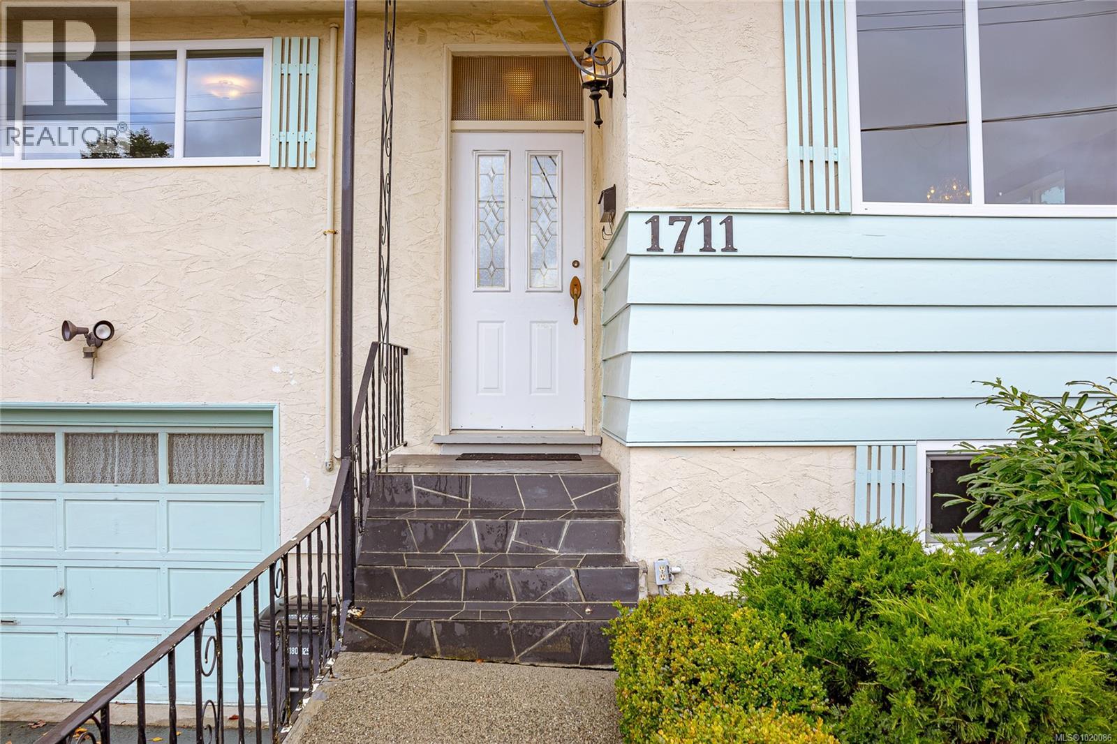 1711 Teakwood Rd, Saanich, British Columbia  V8P 3C8 - Photo 3 - 1020086