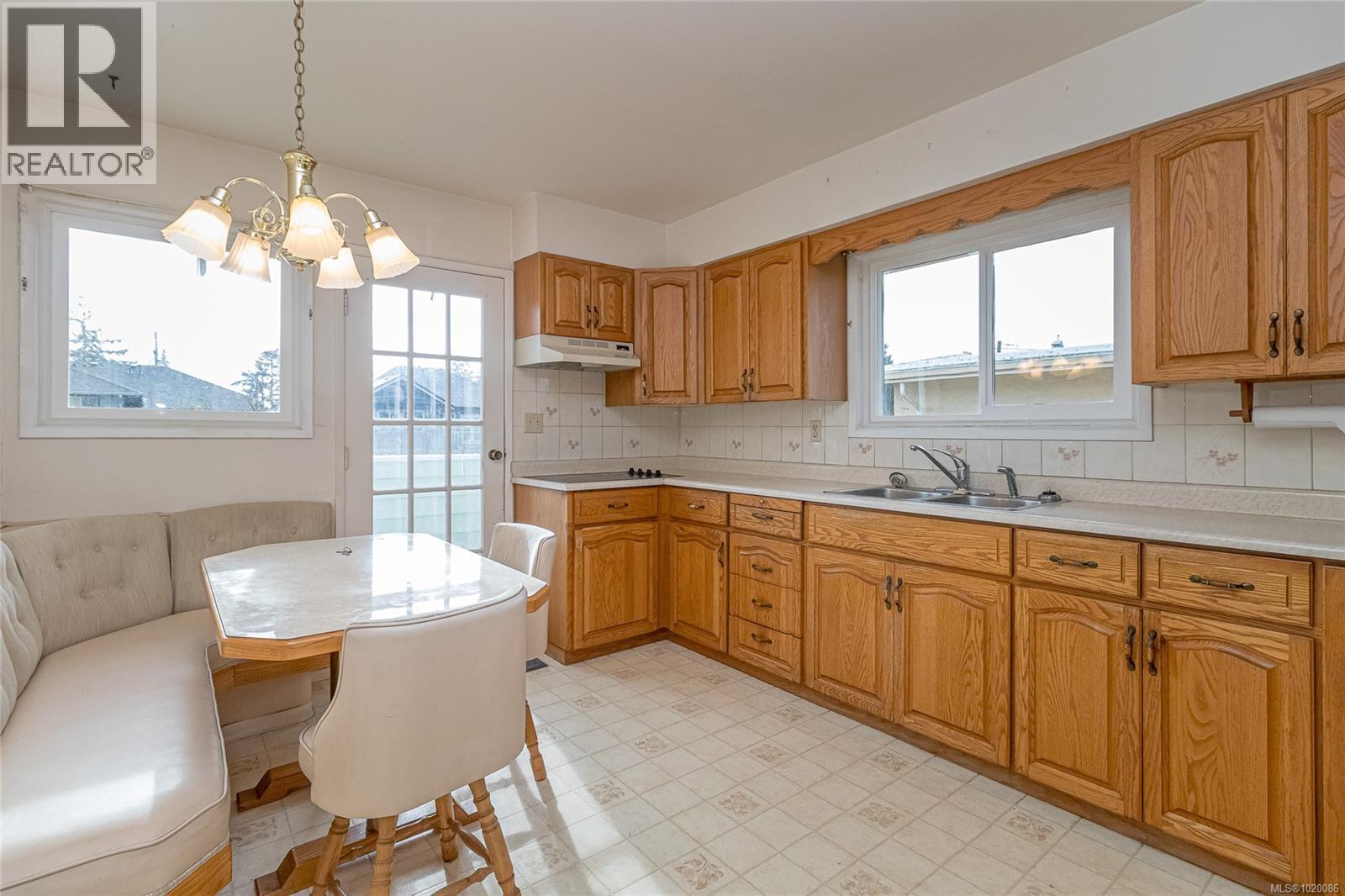 1711 Teakwood Rd, Saanich, British Columbia  V8P 3C8 - Photo 8 - 1020086