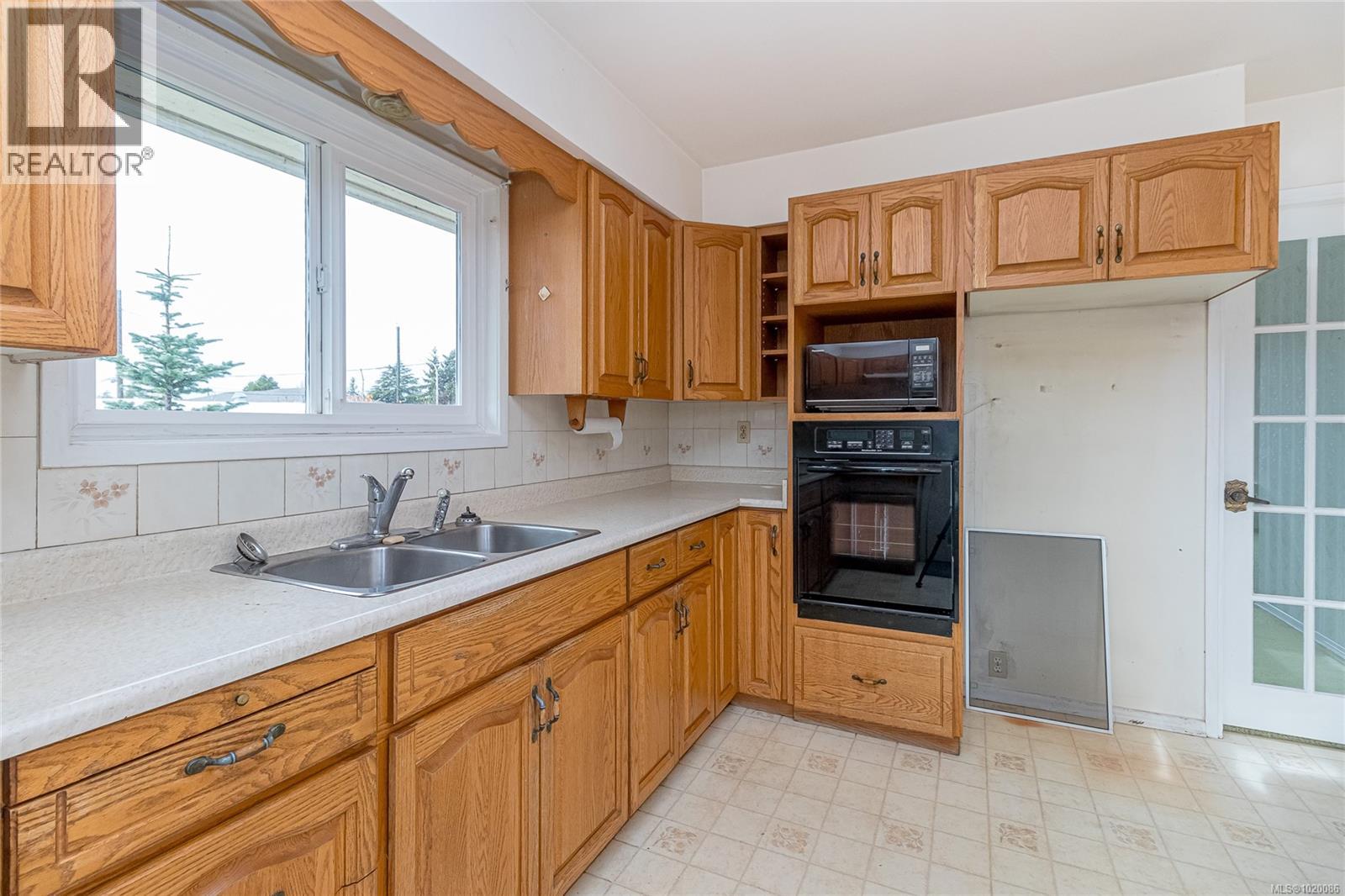 1711 Teakwood Rd, Saanich, British Columbia  V8P 3C8 - Photo 9 - 1020086