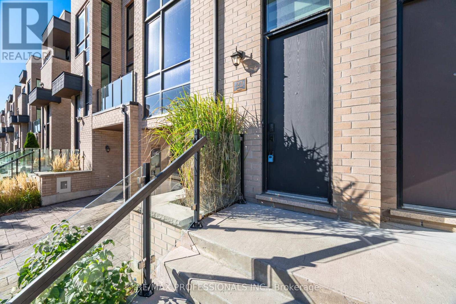 22 Pony Farm Drive, Toronto, Ontario  M9R 0B3 - Photo 3 - W12522728