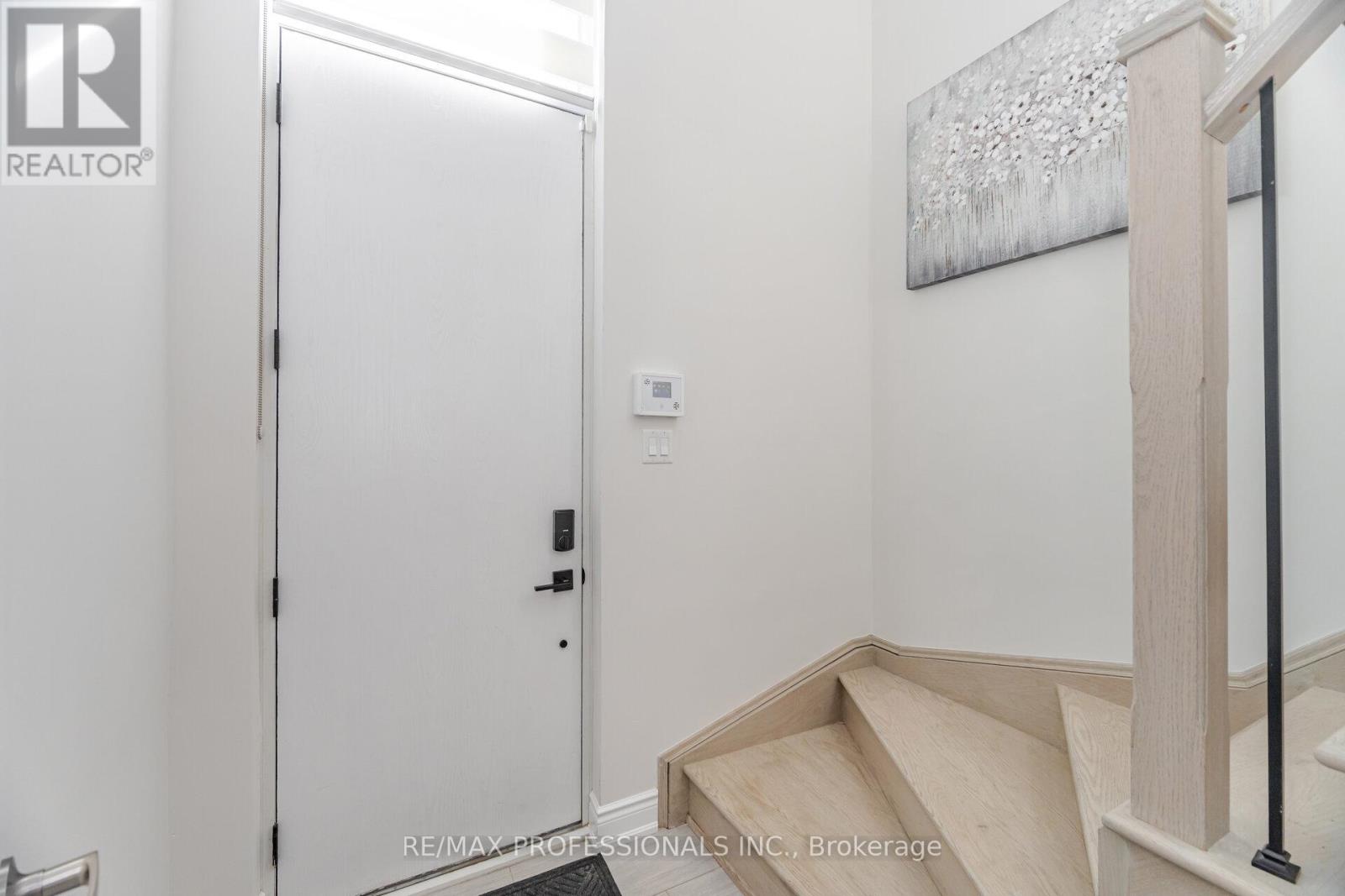 22 Pony Farm Drive, Toronto, Ontario  M9R 0B3 - Photo 4 - W12522728