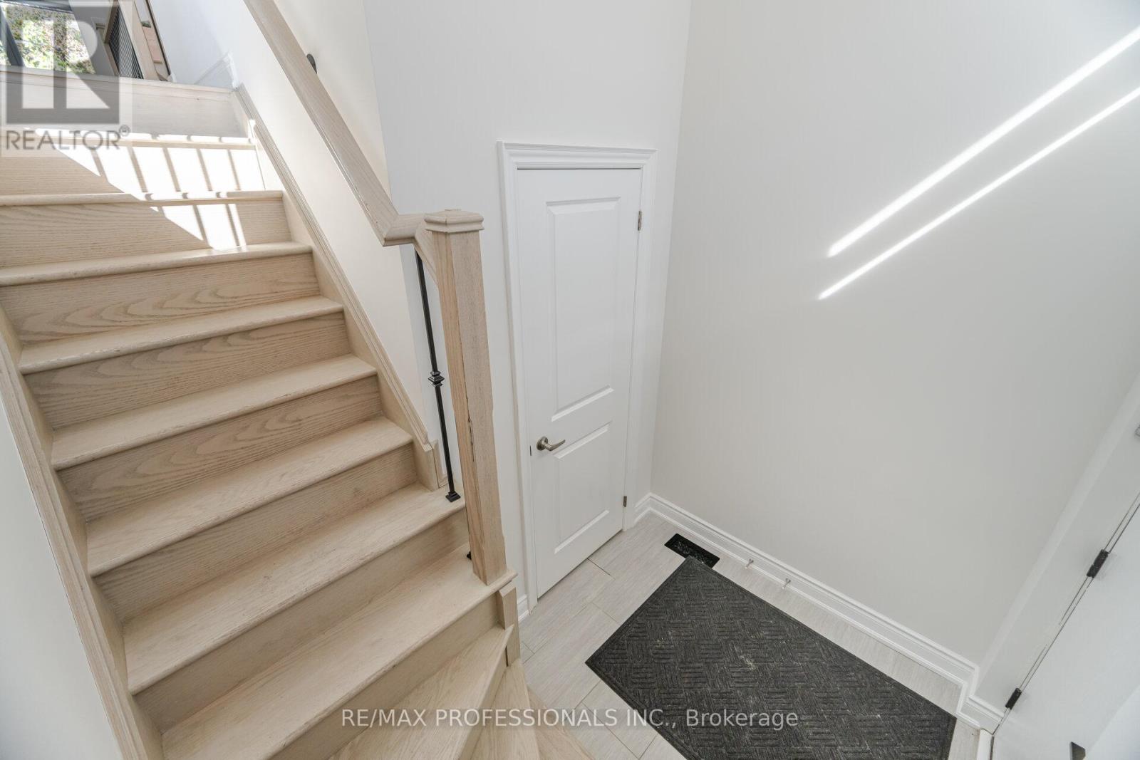 22 Pony Farm Drive, Toronto, Ontario  M9R 0B3 - Photo 5 - W12522728