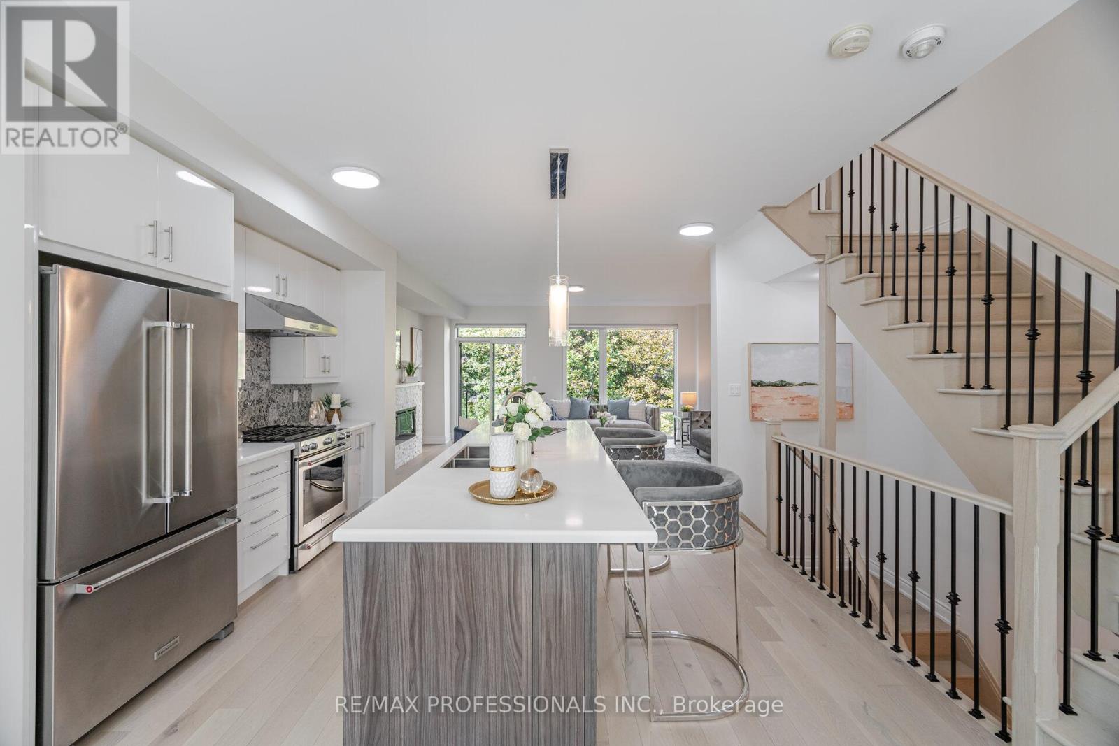 22 Pony Farm Drive, Toronto, Ontario  M9R 0B3 - Photo 8 - W12522728