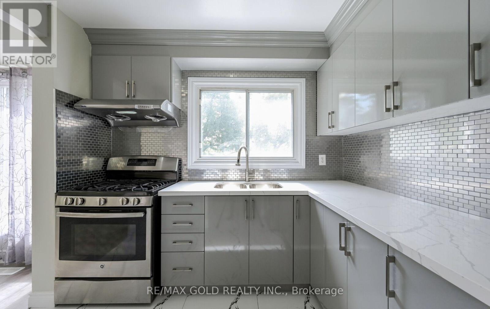 11 Huronia Court, Brampton, Ontario  L6S 2C7 - Photo 10 - W12522752