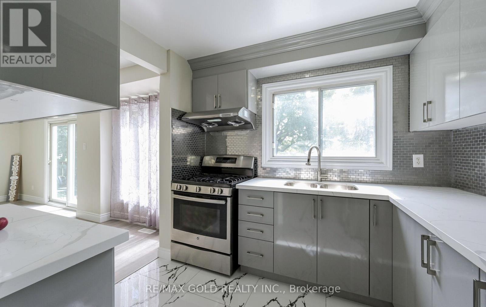 11 Huronia Court, Brampton, Ontario  L6S 2C7 - Photo 11 - W12522752