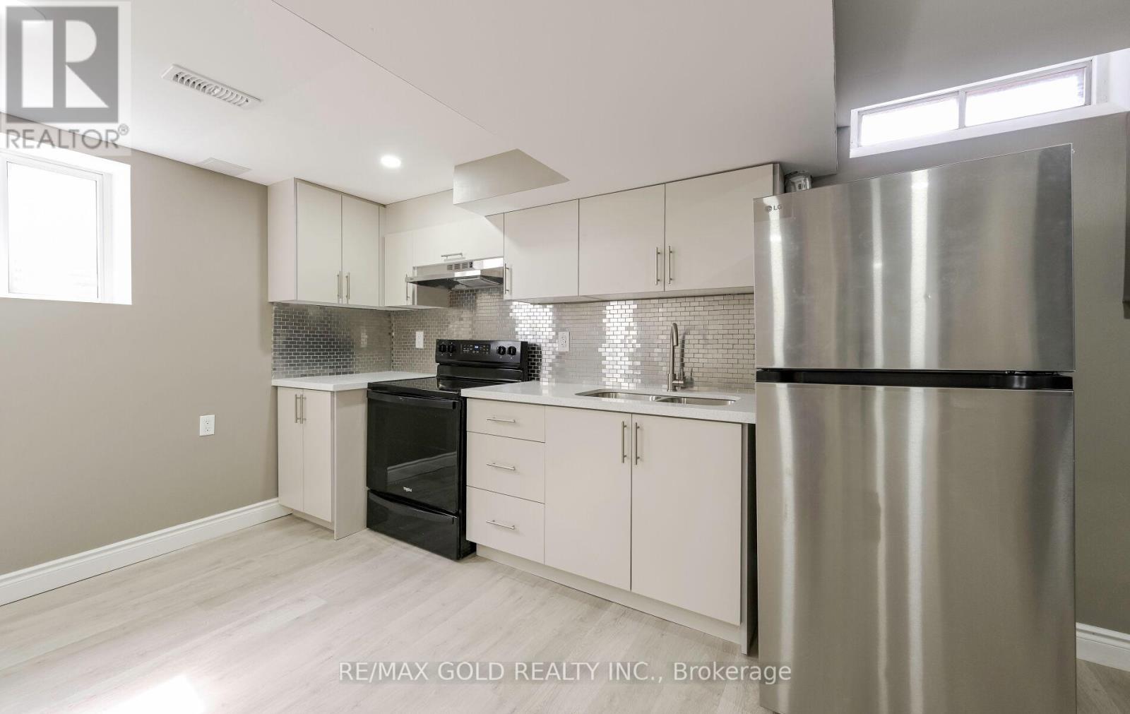 11 Huronia Court, Brampton, Ontario  L6S 2C7 - Photo 25 - W12522752