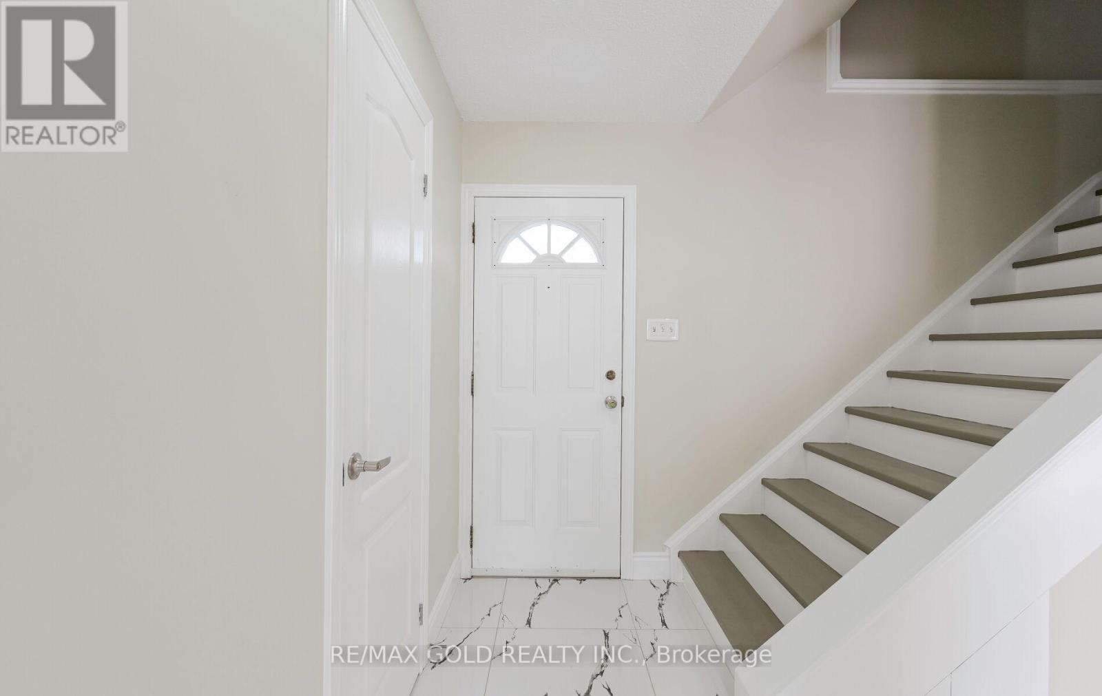 11 Huronia Court, Brampton, Ontario  L6S 2C7 - Photo 3 - W12522752