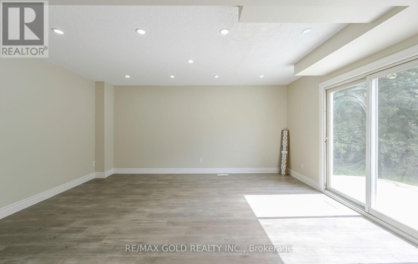 11 Huronia Court, Brampton, Ontario  L6S 2C7 - Photo 6 - W12522752