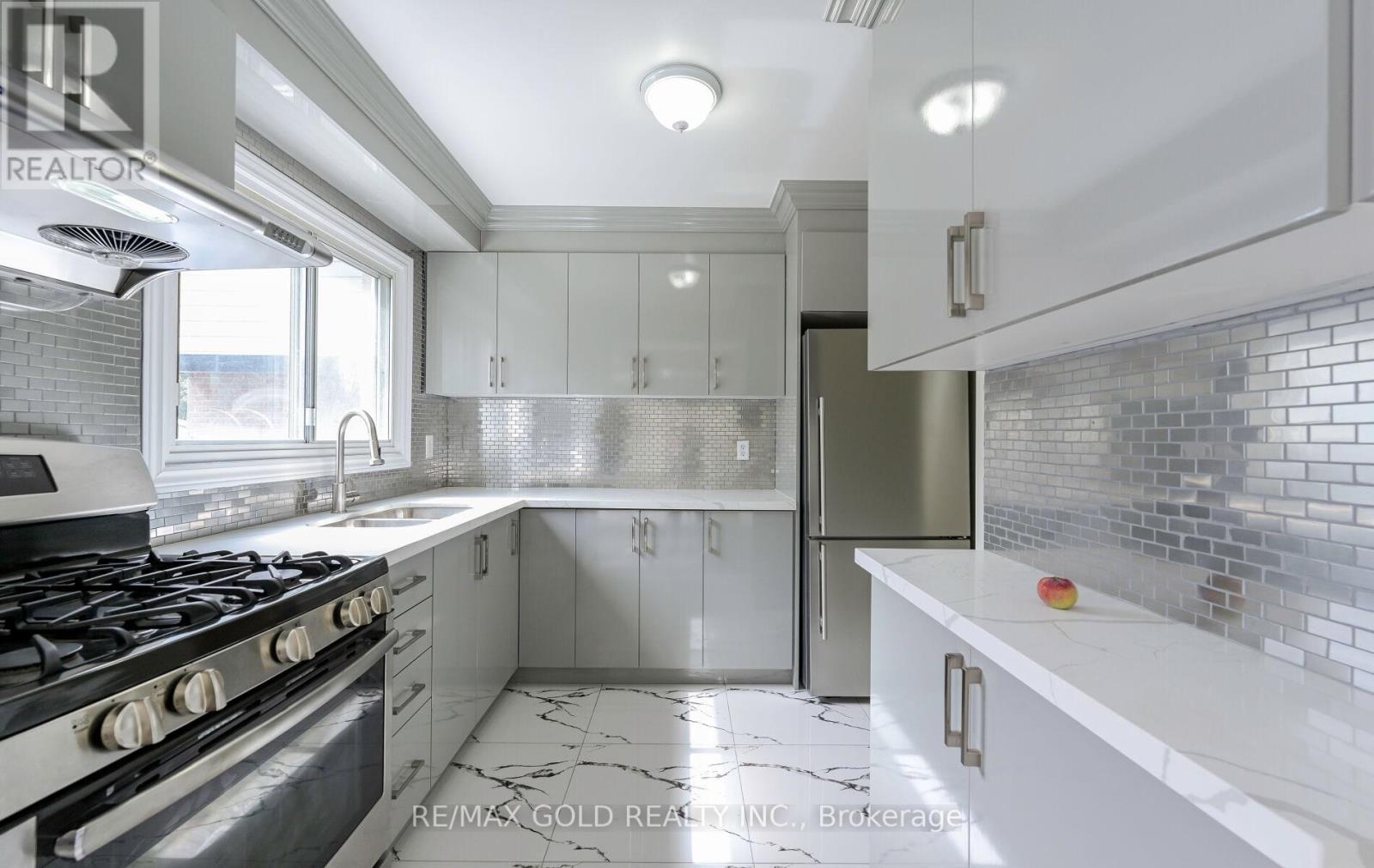 11 Huronia Court, Brampton, Ontario  L6S 2C7 - Photo 8 - W12522752