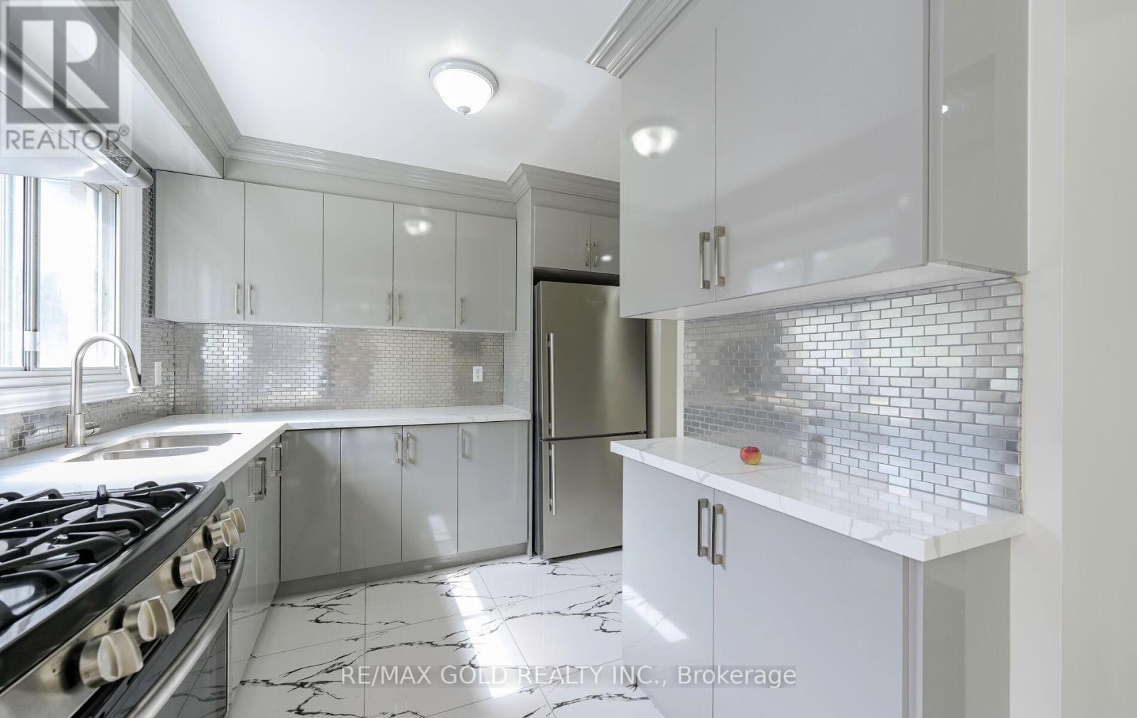 11 Huronia Court, Brampton, Ontario  L6S 2C7 - Photo 9 - W12522752