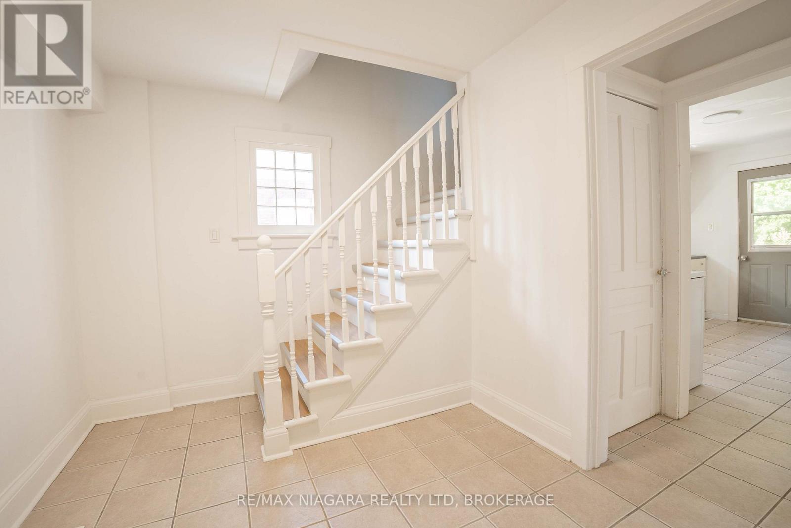 249 Russell Avenue, St. Catharines, Ontario  L2R 1X1 - Photo 3 - X12488382