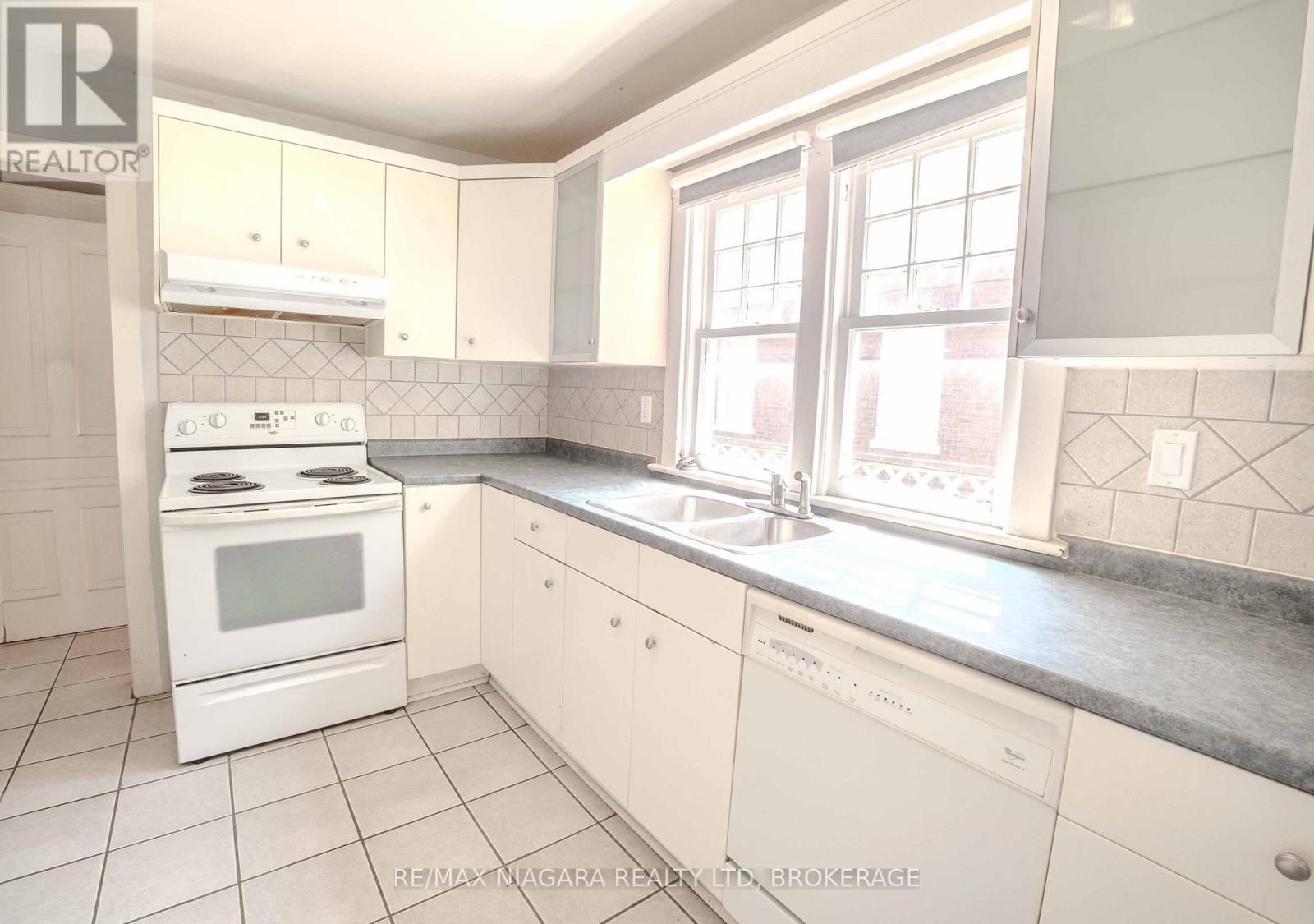 249 Russell Avenue, St. Catharines, Ontario  L2R 1X1 - Photo 9 - X12488382