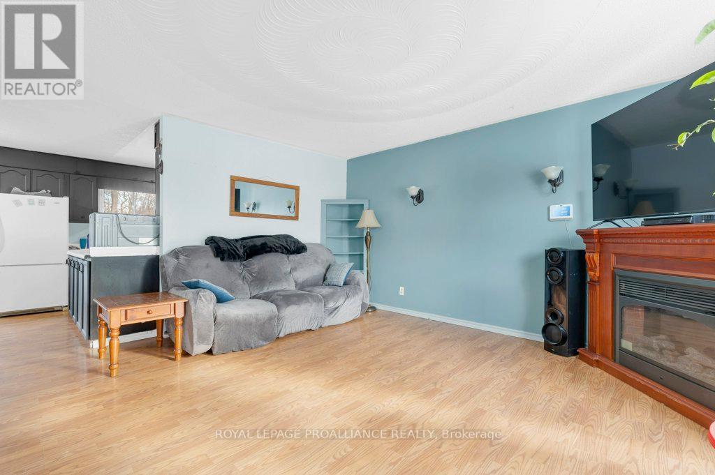27 Thurlow Queen Street, Belleville, Ontario K0K 2V0 - Photo 6 - X12523156