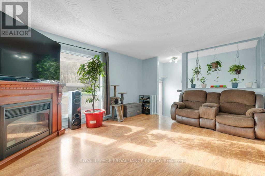 27 Thurlow Queen Street, Belleville, Ontario K0K 2V0 - Photo 8 - X12523156
