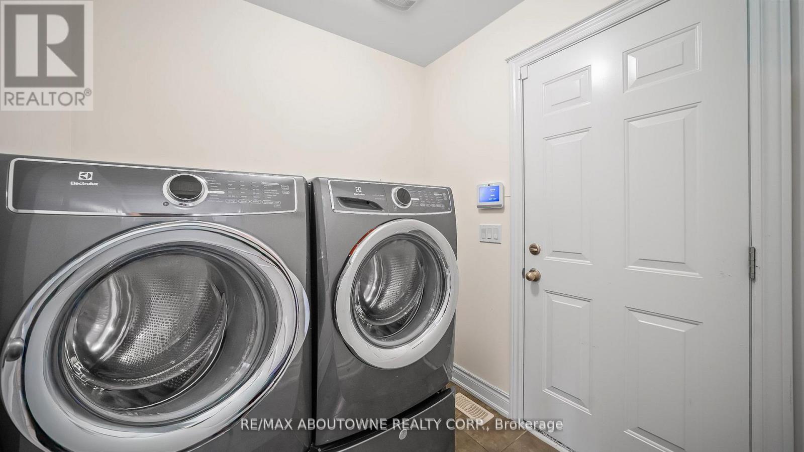 548 Terrace Way, Oakville, Ontario L6M 1N6 - Photo 11 - W12522796