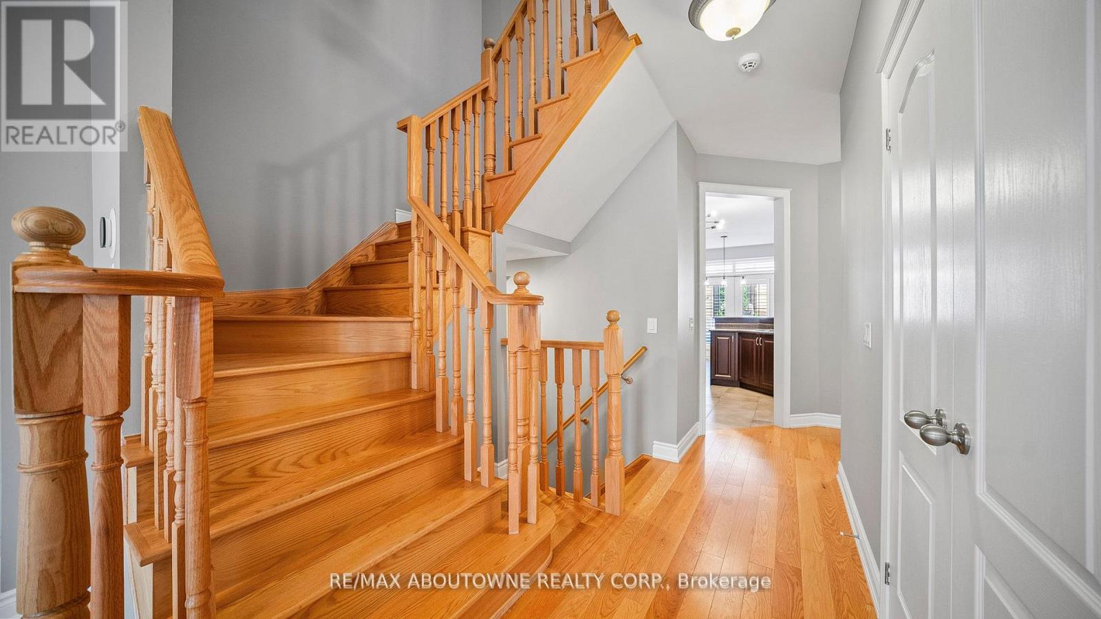 548 Terrace Way, Oakville, Ontario L6M 1N6 - Photo 4 - W12522796