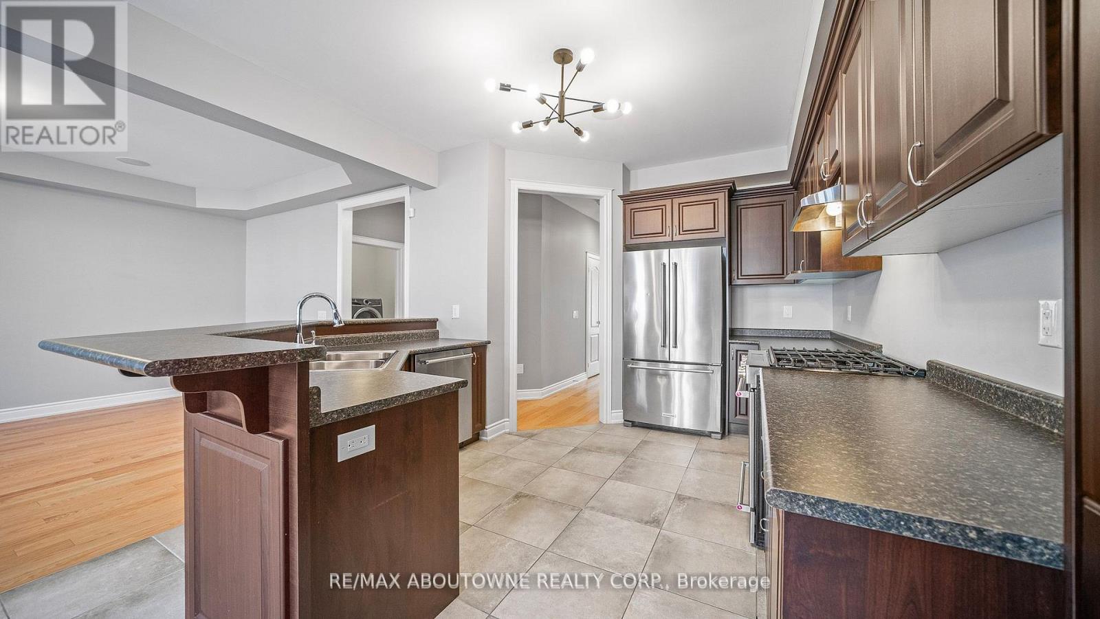 548 Terrace Way, Oakville, Ontario L6M 1N6 - Photo 7 - W12522796