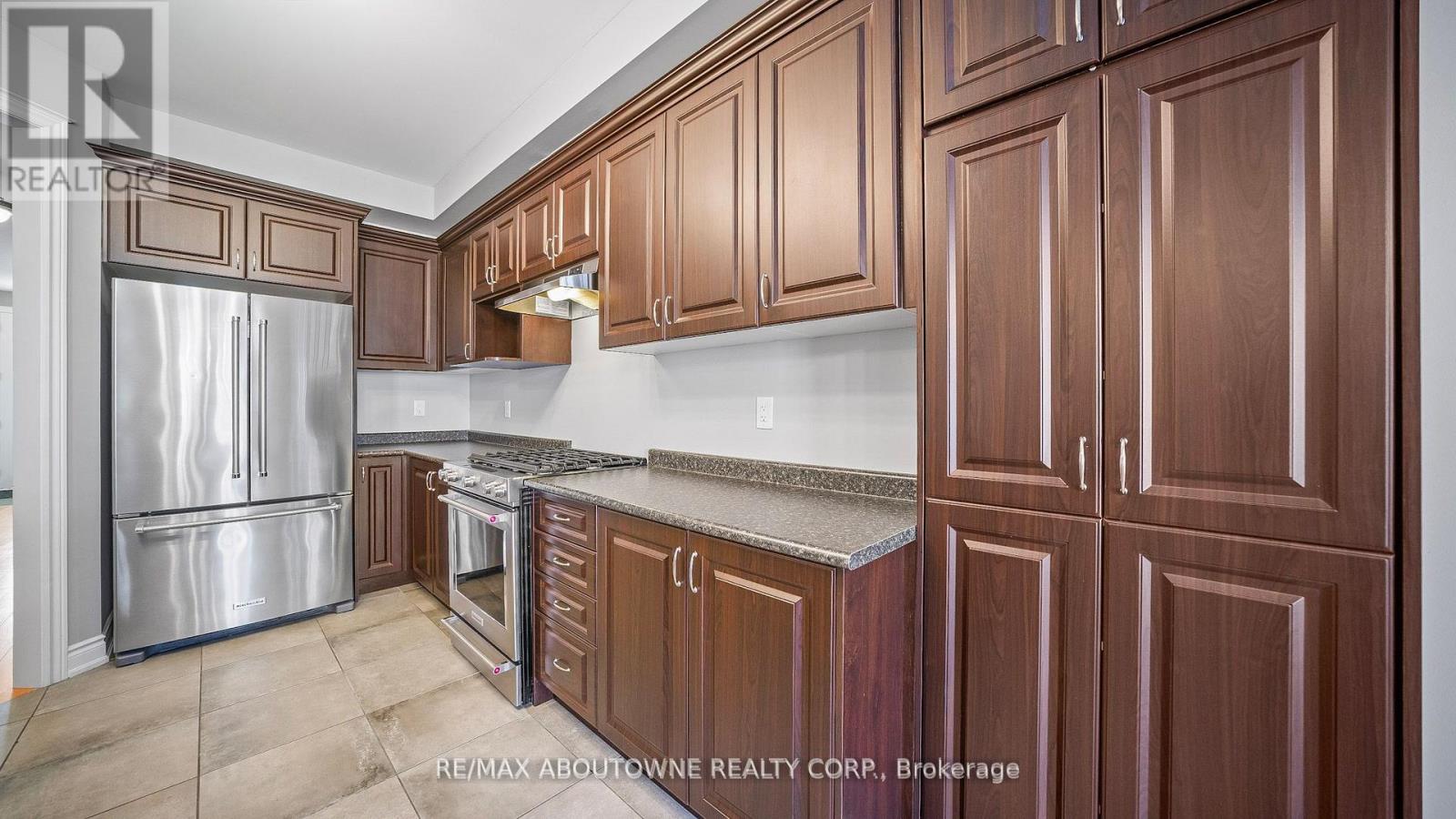 548 Terrace Way, Oakville, Ontario L6M 1N6 - Photo 8 - W12522796