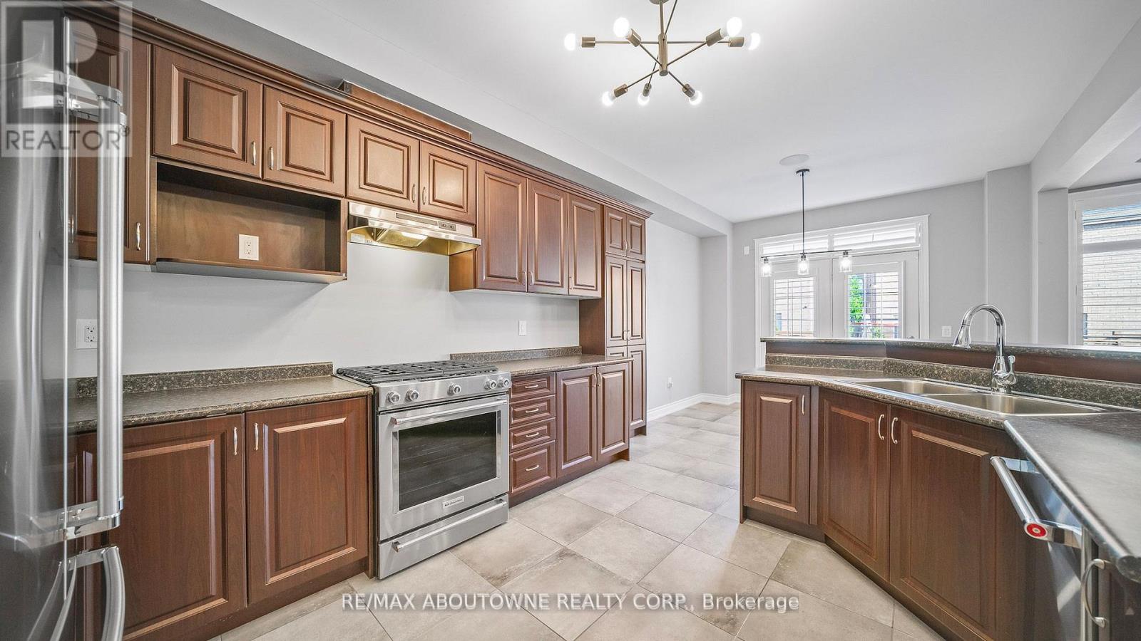 548 Terrace Way, Oakville, Ontario L6M 1N6 - Photo 9 - W12522796