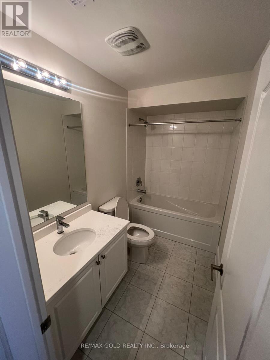 34 Foxsparrow Road, Brampton, Ontario L6R 4E1 - Photo 11 - W12522816