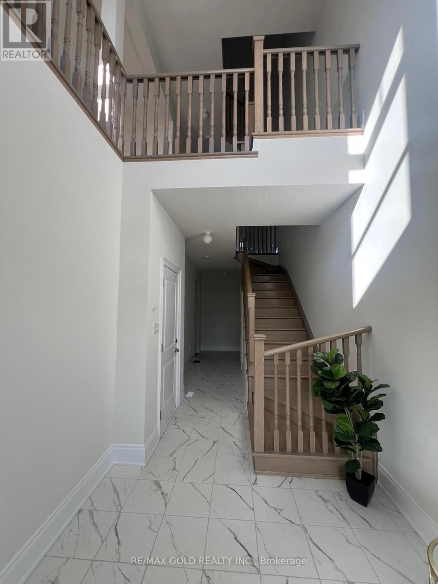 34 Foxsparrow Road, Brampton, Ontario L6R 4E1 - Photo 2 - W12522816