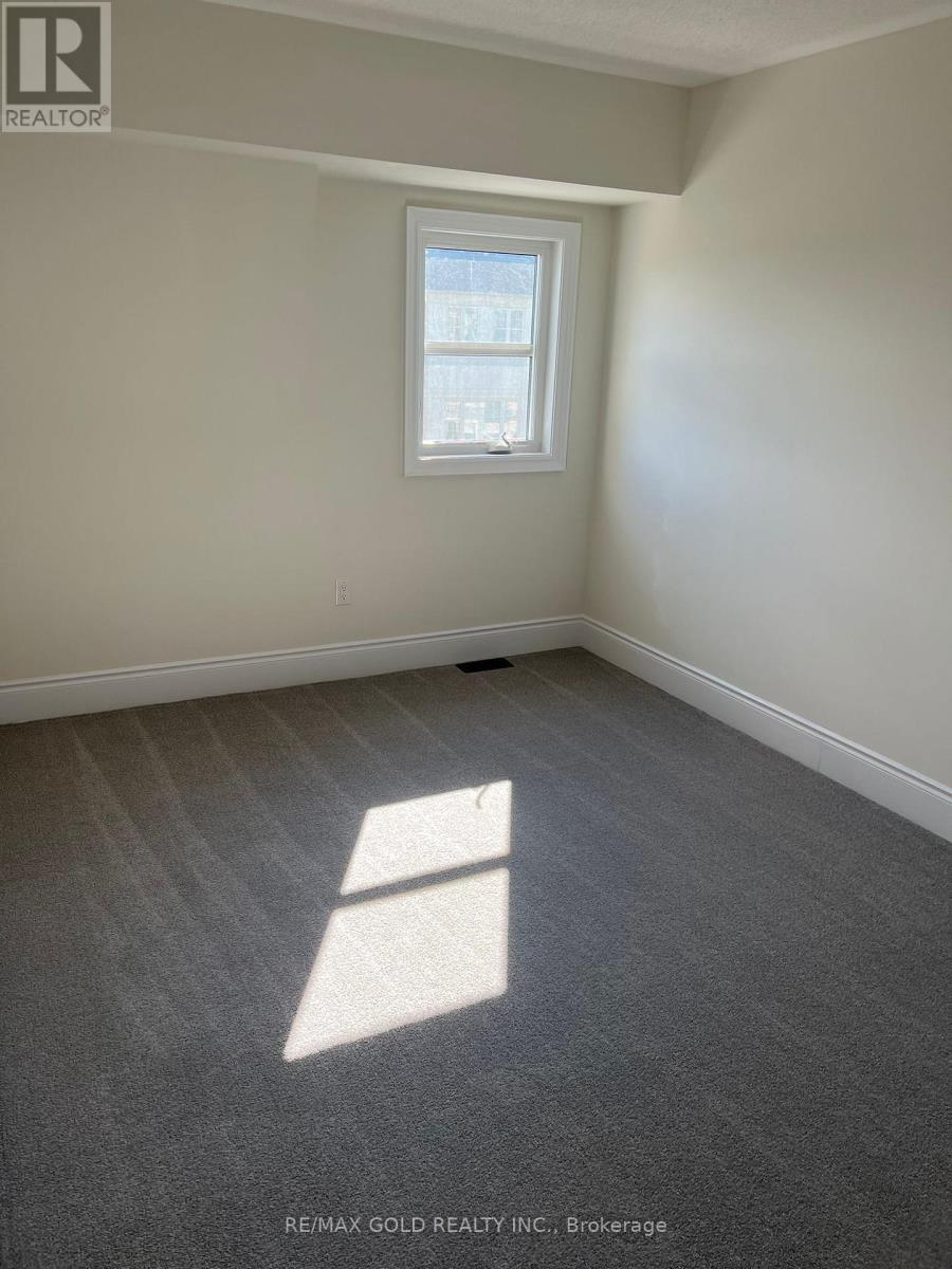 34 Foxsparrow Road, Brampton, Ontario L6R 4E1 - Photo 9 - W12522816