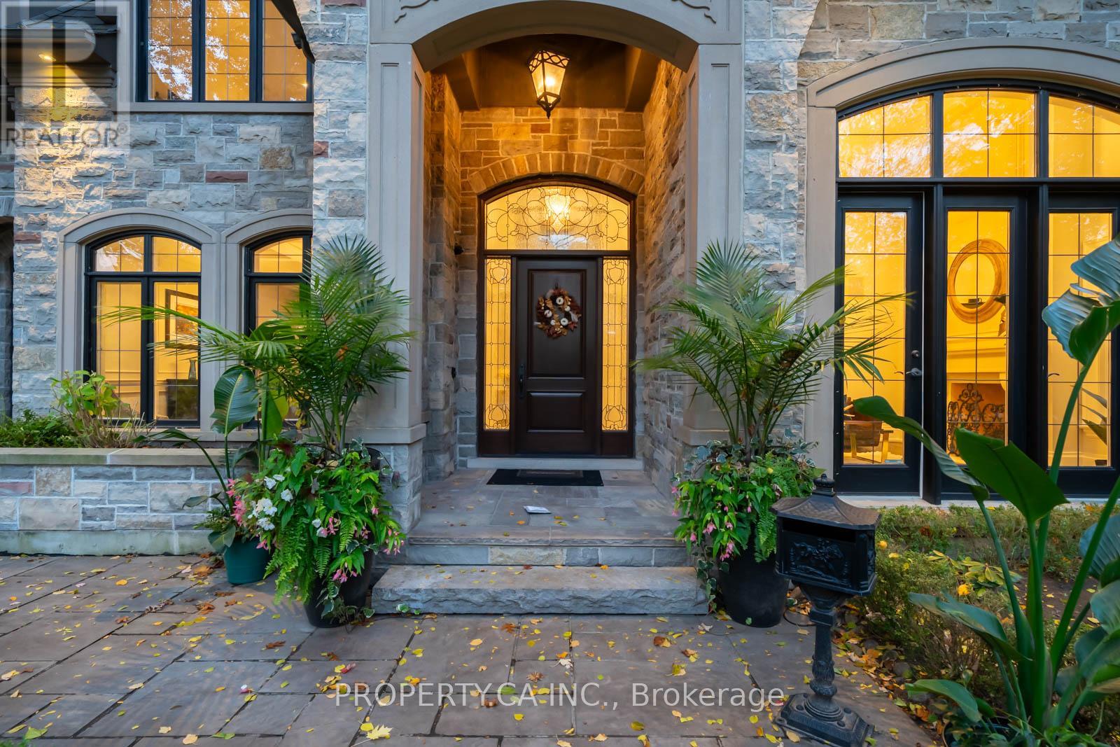 224 Donnelly Drive, Mississauga, Ontario L5G 2M4 - Photo 2 - W12522822