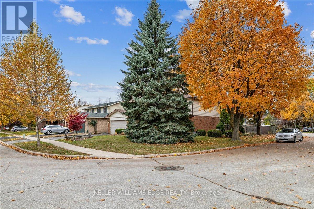 595 Barons Court, Burlington, Ontario  L7R 4E4 - Photo 4 - W12522896