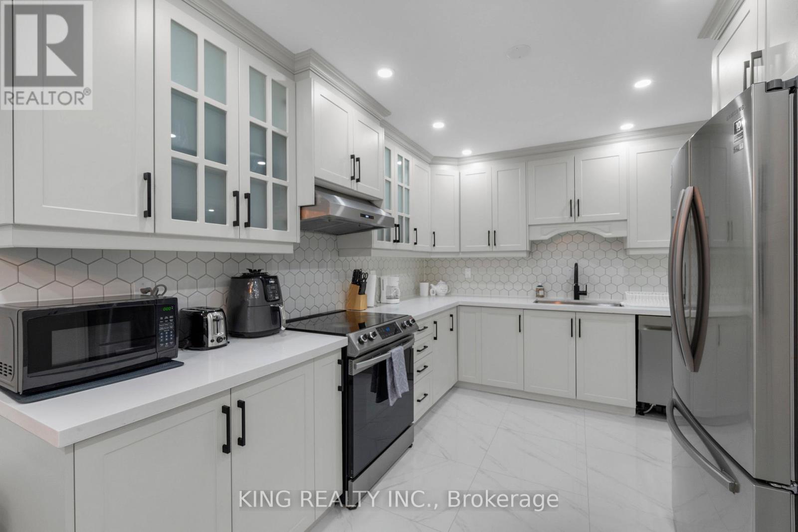 21 Irene Crescent, Brampton, Ontario L7A 2V3 - Photo 6 - W12522918