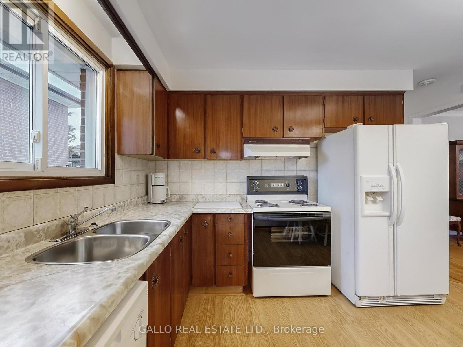 41 Riverton Drive, Toronto, Ontario  M9L 2N8 - Photo 10 - W12523014