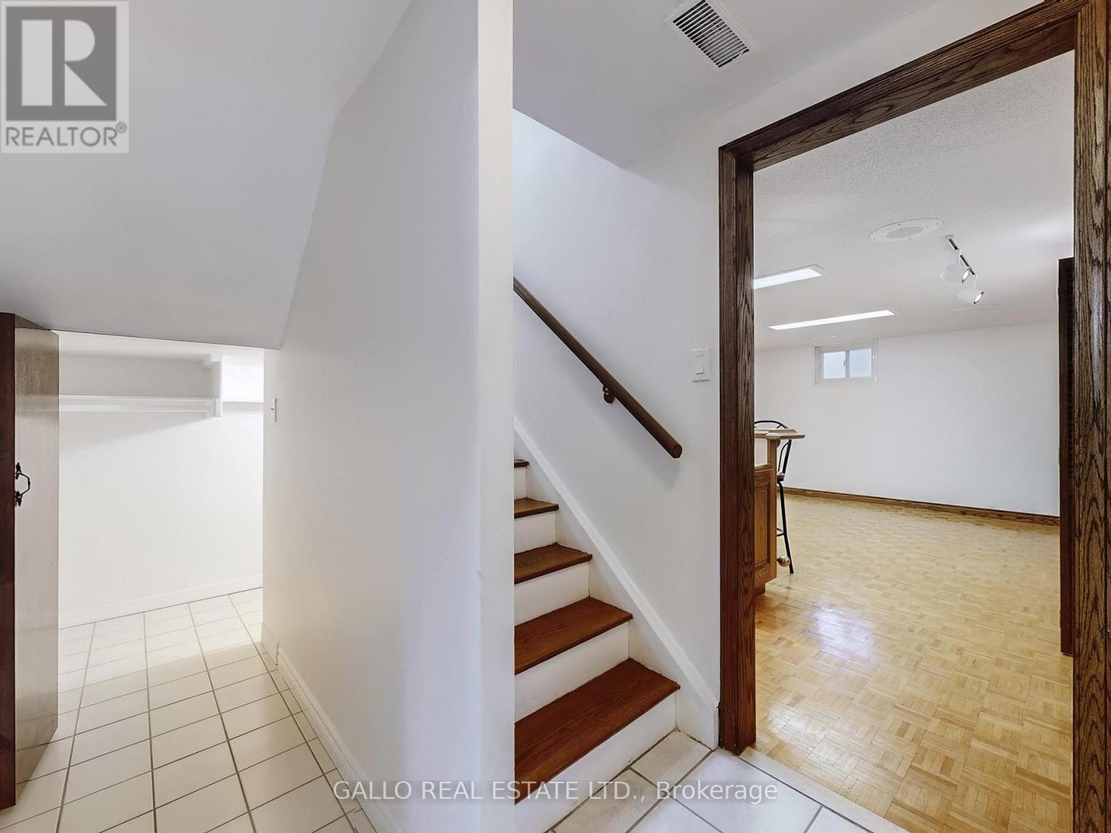 41 Riverton Drive, Toronto, Ontario  M9L 2N8 - Photo 16 - W12523014