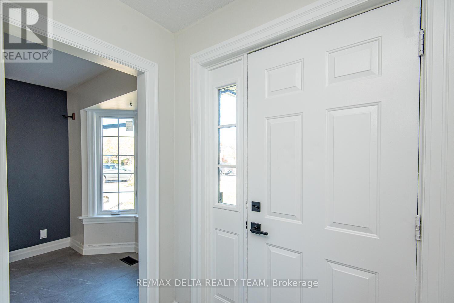 276 Turnstone Court, Ottawa, Ontario  K1E 2V2 - Photo 2 - X12523126