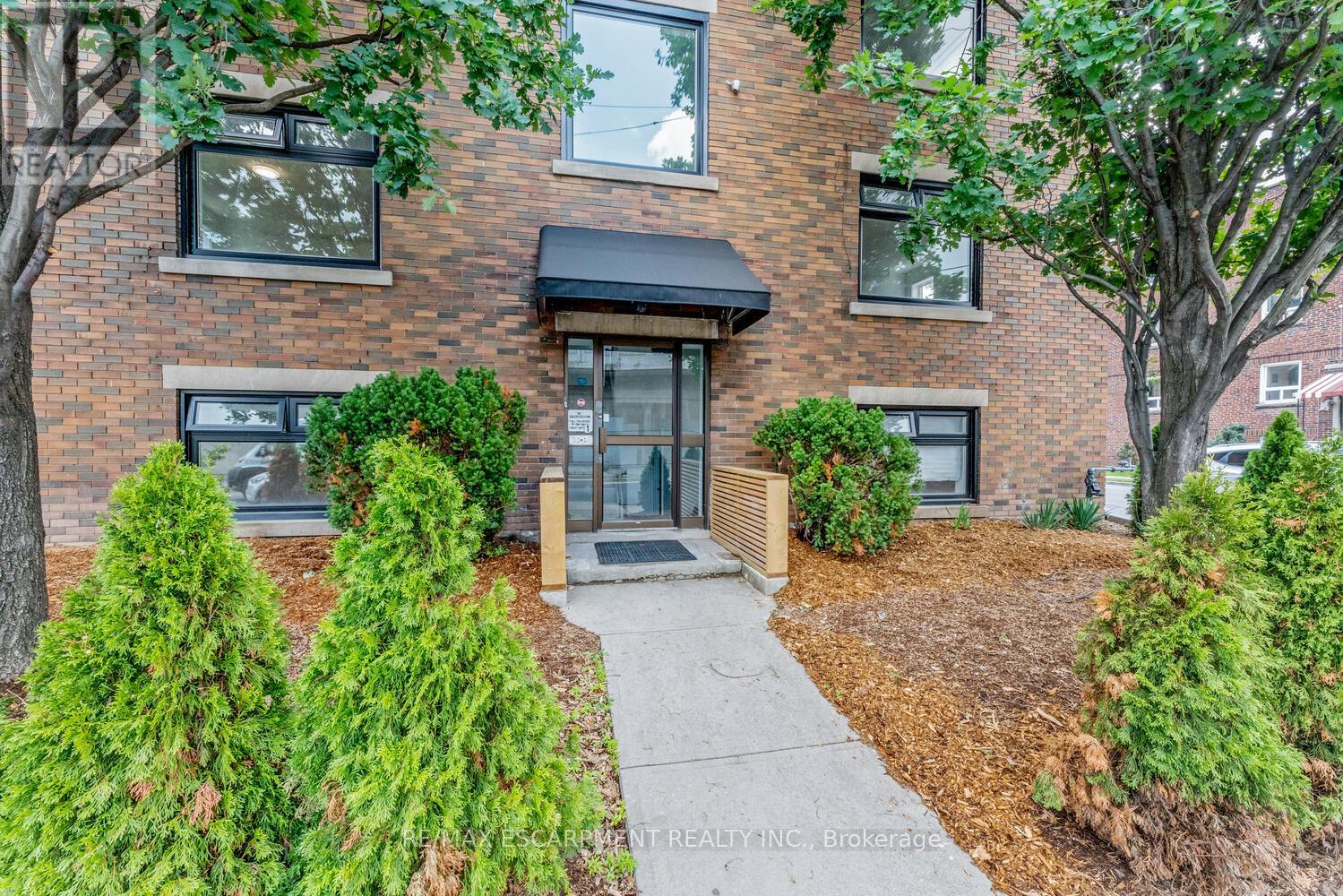 10 - 127 Victoria Avenue S, Hamilton, Ontario  L8N 2S9 - Photo 2 - X12522868