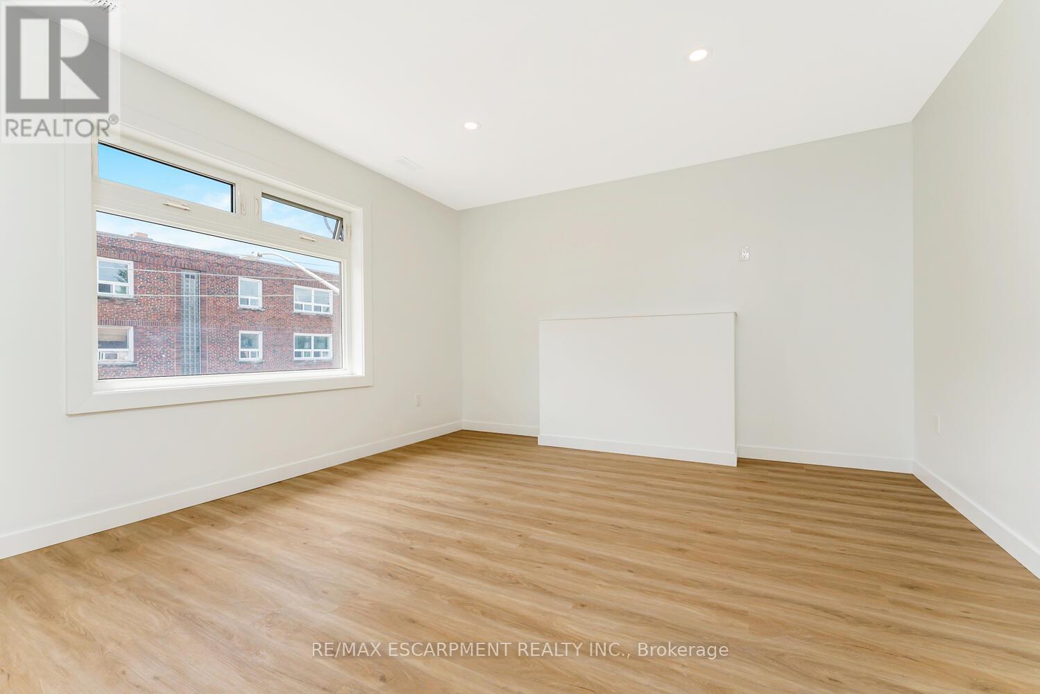 10 - 127 Victoria Avenue S, Hamilton, Ontario  L8N 2S9 - Photo 4 - X12522868