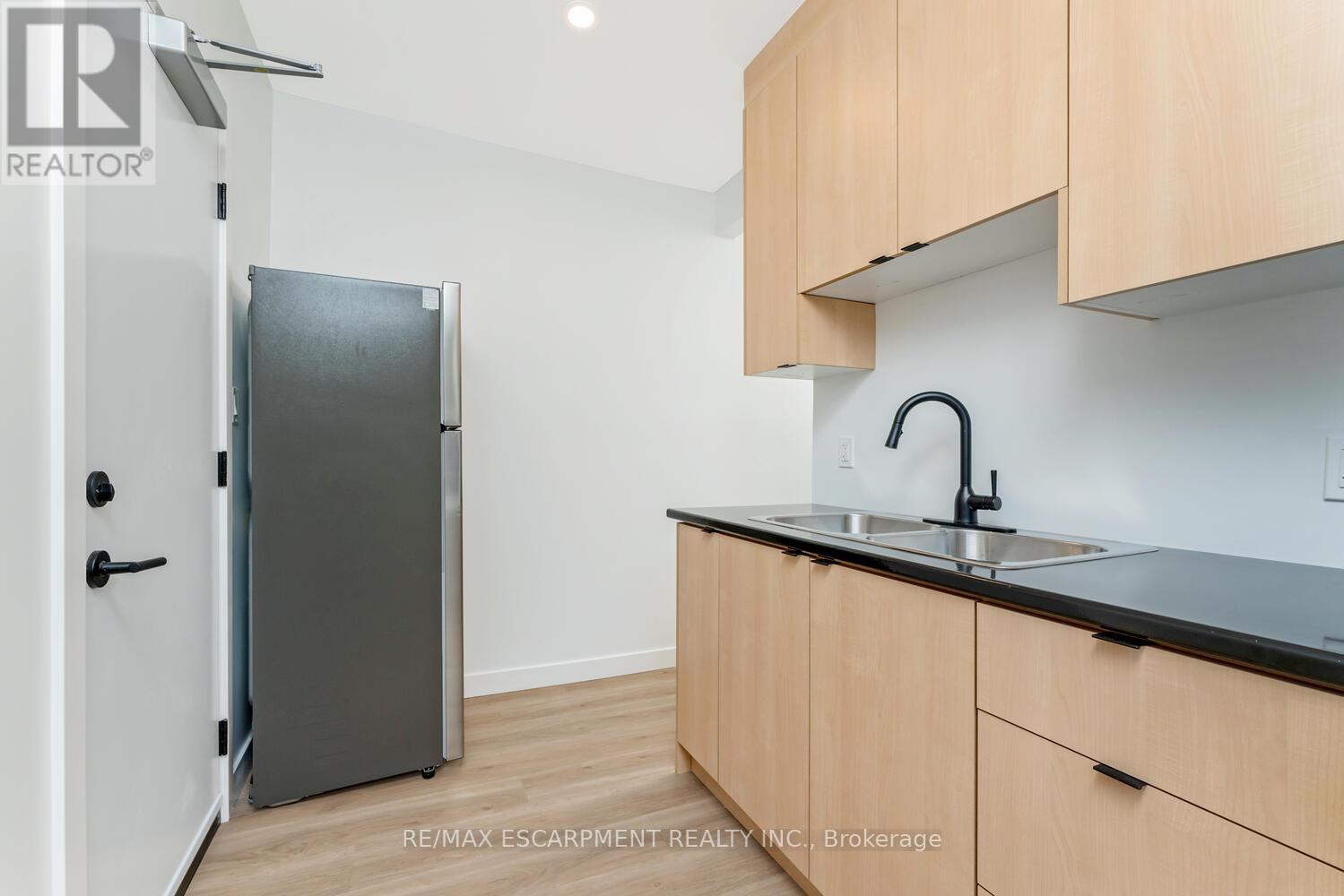 10 - 127 Victoria Avenue S, Hamilton, Ontario  L8N 2S9 - Photo 7 - X12522868